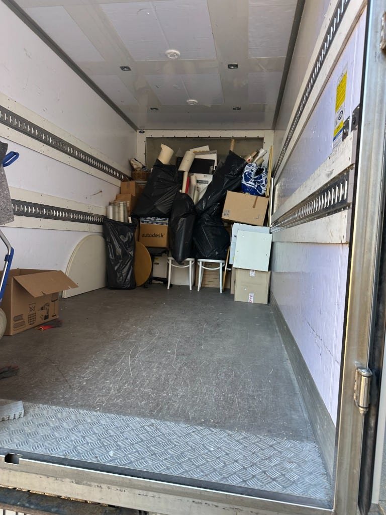Dödsbotömning i Göteborg – varsam bortforsling av bohag i lastbil